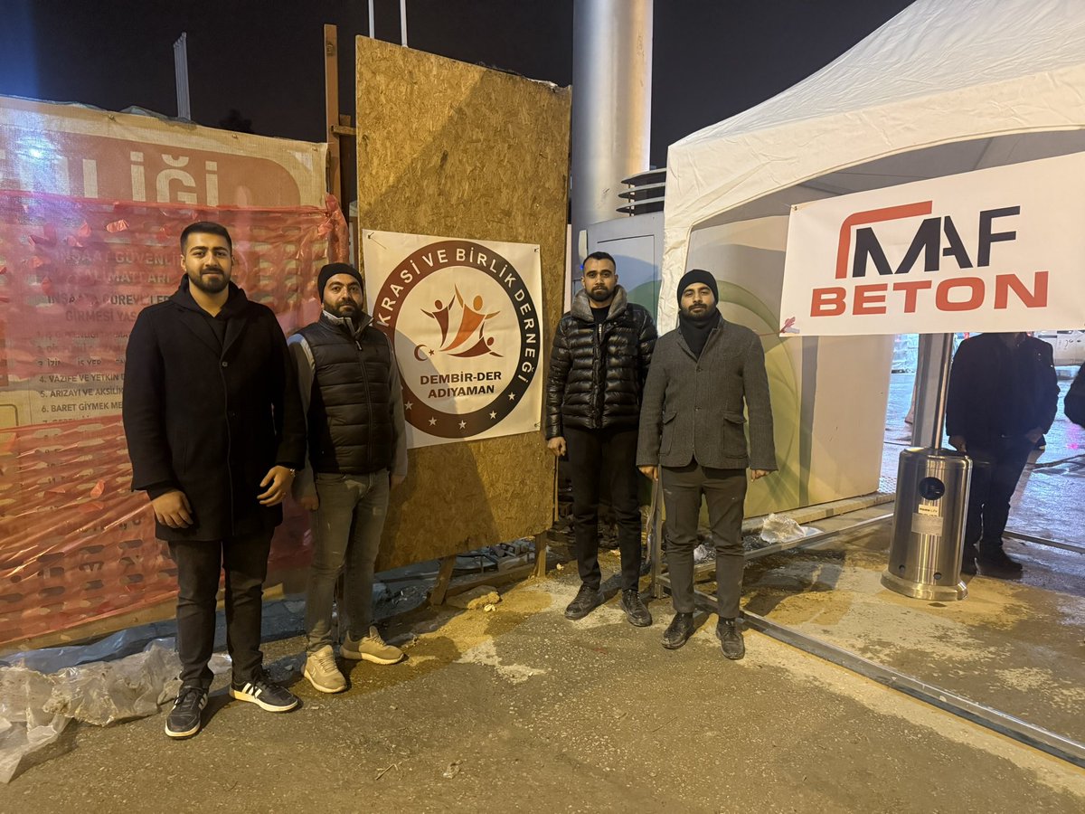 batuhandaskol's tweet photo. Adıyaman Demokrasi ve Birlik Derneği olarak Asrın Felaketinde Yanınızdayız

Ülkemizin yaşadığı büyük felaketin ardından Adıyaman Demokrasi ve Birlik Derneği olarak, vatandaşlarımızın yanında olmak için büyük bir sorumluluk üstlendik. Dernek başkanı olarak şahsım ve yönetim kurulu üyelerimizle birlikte, depremden etkilenen hemşehrilerimize destek olmak adına sahada aktif bir şekilde çalıştık.

Bu süreçte, çay, kahve ve çorba ikramında bulunarak, çadır kurmak isteyen vatandaşlarımıza yardımcı olduk. Geç saatlerde ulaşım sorunu yaşayan hemşehrilerimizin güvenli bir şekilde istedikleri noktalara ulaşmalarını sağladık. Zor zamanlarda dayanışmanın ne kadar önemli olduğunun bilinciyle, hiçbir vatandaşımızı yalnız bırakmadık.

Allah, vatanımızı ve milletimizi böylesine büyük felaketlerden daim olarak korusun. Bugün, birlik olma, acıları paylaşma ve Adıyaman’ımızı daha güçlü yarınlara taşıma günüdür. Adıyaman Demokrasi ve Birlik Derneği olarak, her zaman vatandaşlarımızın yanında olmaya, birlik ve beraberliği pekiştirmek adına sahada aktif rol almaya devam edeceğiz @MetinerBasin @ahmetkrkyl @Ahmet6655720602 @AkdulumAhmet1 @dembirderkahta @dembirderadyman @yusufaslan_02