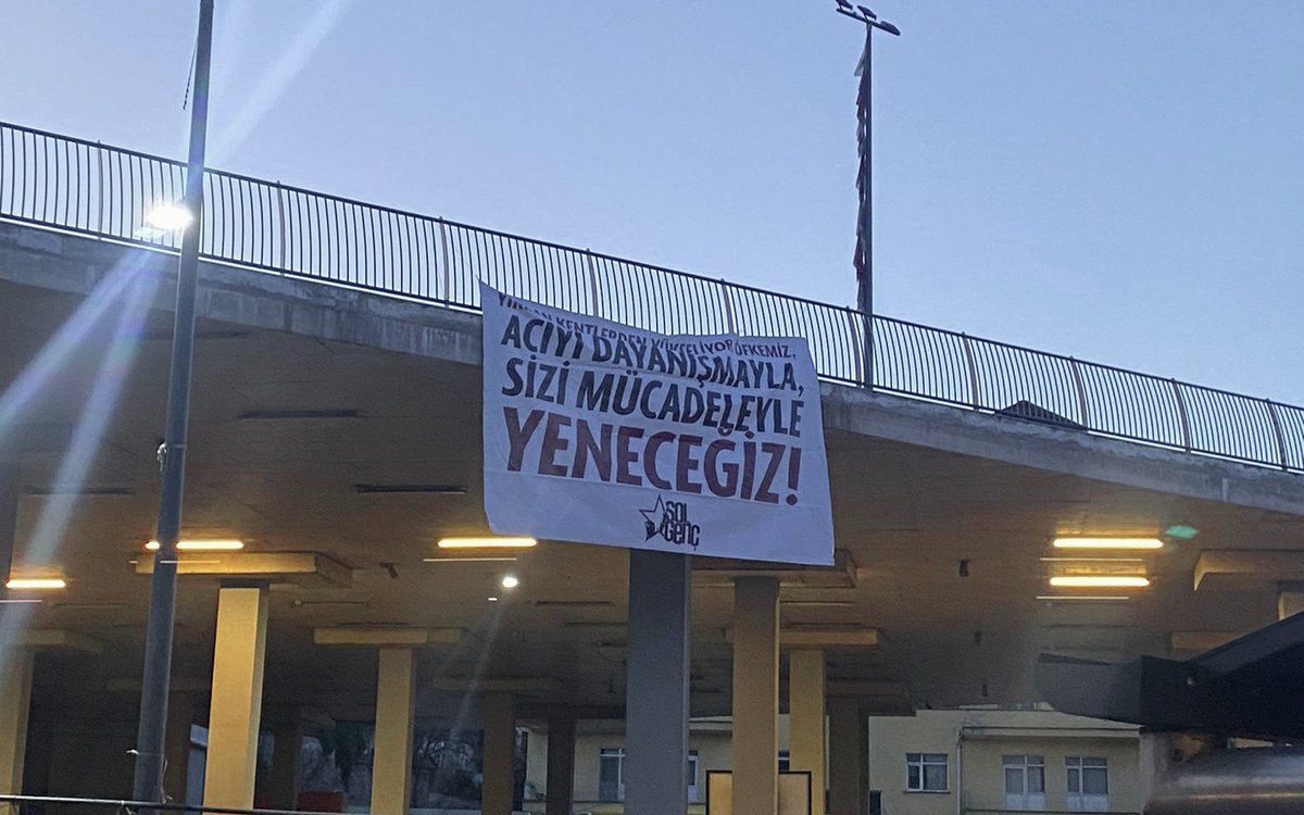 Asi'ye düşen karanfillere sözümüz var:

Yıkılan kentlerden yükseliyor öfkemiz,
Acıyı dayanışmayla, sizi mücadeleyle yeneceğiz!