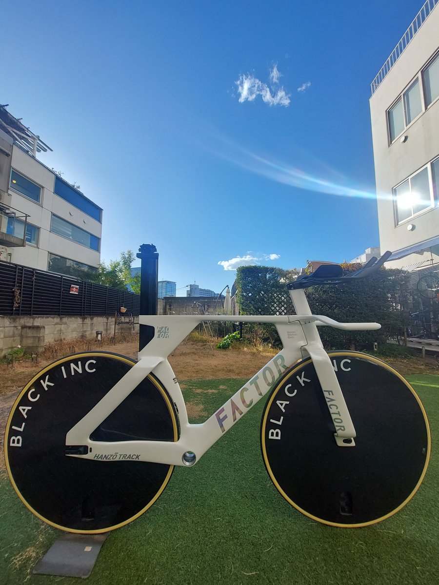 nalsimafrend's tweet image. FACTOR HANZO TRACK 展示中！
trisports.jp/products/21145/

世界最速トラックバイクのHANZOを展示中！

トライアスロンバイク「SLICK」は試乗できます！

#FACTOR
＃FACTORHANZOTRACK
＃FACTORSLICK
＃なるしまフレンド