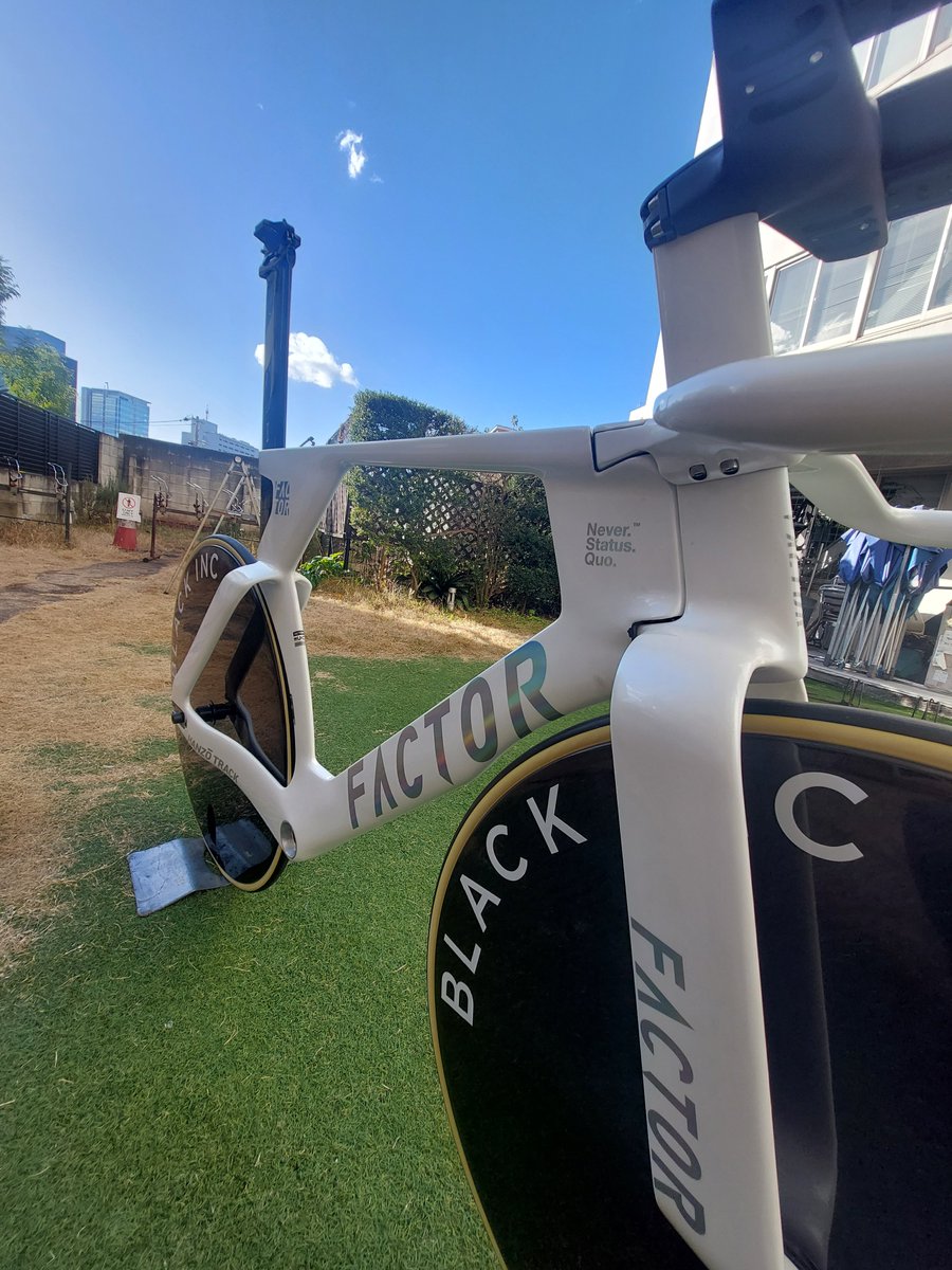 nalsimafrend's tweet image. FACTOR HANZO TRACK 展示中！
trisports.jp/products/21145/

世界最速トラックバイクのHANZOを展示中！

トライアスロンバイク「SLICK」は試乗できます！

#FACTOR
＃FACTORHANZOTRACK
＃FACTORSLICK
＃なるしまフレンド