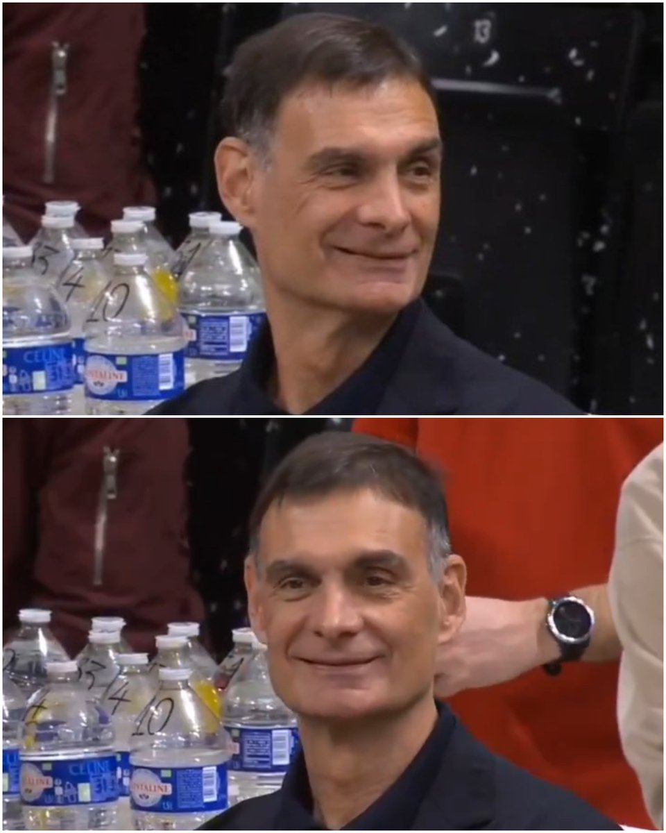 Είσαι στο Παρίσι, βλέπεις πανηγυρισμούς στις εξέδρες από τους φίλους του Ολυμπιακού, οι Γάλλοι κοιτάνε με απορία.

Έχει μόλις σκοράρει ο Μουζακίτης.

Και το γελάκι του Γιώργου Μπαρτζώκα τα λέει όλα

#OlympiacosFC #OlympiacosBC #Mouzakitis #Μουζακιτης