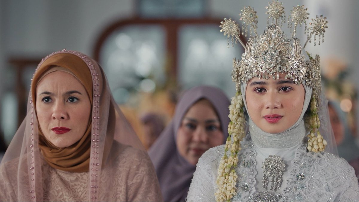Teaser NORMA: ANTARA MERTUA DAN MENANTU.

Wulan Guritno jadi emak-emak yang dilemparin telor sama warga karena ketahuan selingkuh sama menantunya. Beberapa scene-nya keliatan "panas", nih. Produksinya juga keliatan mewah!

Videonya di bawah 👇