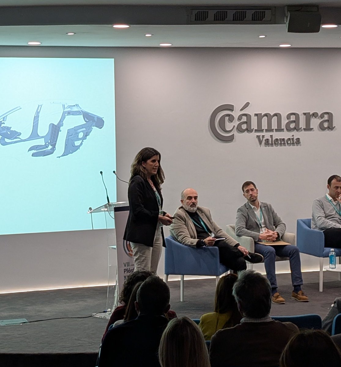 aimplas's tweet photo. Completan esta mesa Manuel Sanz (Enfinity), Lola Sánchez (@forviagroup_), Jordi Simón (@_asobiocom) y Amparo Vázquez (Industrias Alegre).

#MásAlláDelReciclado @ANAIP_es @PlasticsEuropES https://t.co/SKeD4H9lEF