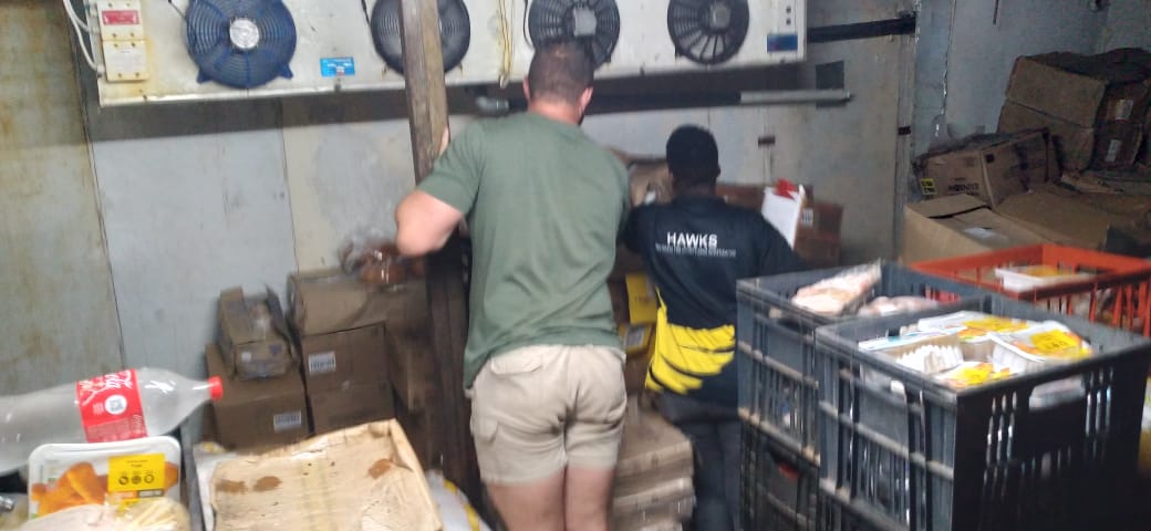 _ArriveAlive's tweet image. Farmer arrested for allegedly repackaging expired and rotten food for sale  buff.ly/3EuxYtt

#ArriveAlive #Repackaging #RottenFood #FoodSafety #Farmer @SAPoliceService @TruckAndFreight