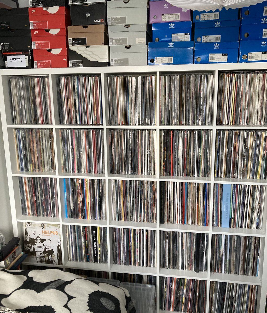 Levyhylly järjestetty.

Melkein kaikki mahtuu tohon. Sit vaan jostain etsimään aikaa, että ehtis rauhassa kuuntelemaan. 

#records #vinyl #moiolenkeräilijä
