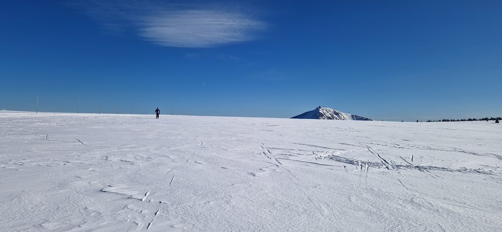 PolandtravelUS's tweet photo. Journalists from SNOW Magazine are currently in Poland. After exploring the beauty of Małopolska, they are now discovering the charms of the Karkonosze Mountains. As you can see, the weather in Karpacz is treating them well! ☀️❄️
#VisitPoland #SnowMagazine #Karkonosze https://t.co/Pk9cbKgJ2Z