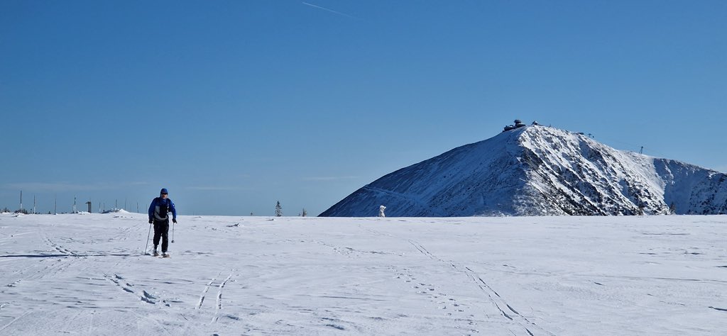 PolandtravelUS's tweet photo. Journalists from SNOW Magazine are currently in Poland. After exploring the beauty of Małopolska, they are now discovering the charms of the Karkonosze Mountains. As you can see, the weather in Karpacz is treating them well! ☀️❄️
#VisitPoland #SnowMagazine #Karkonosze https://t.co/Pk9cbKgJ2Z