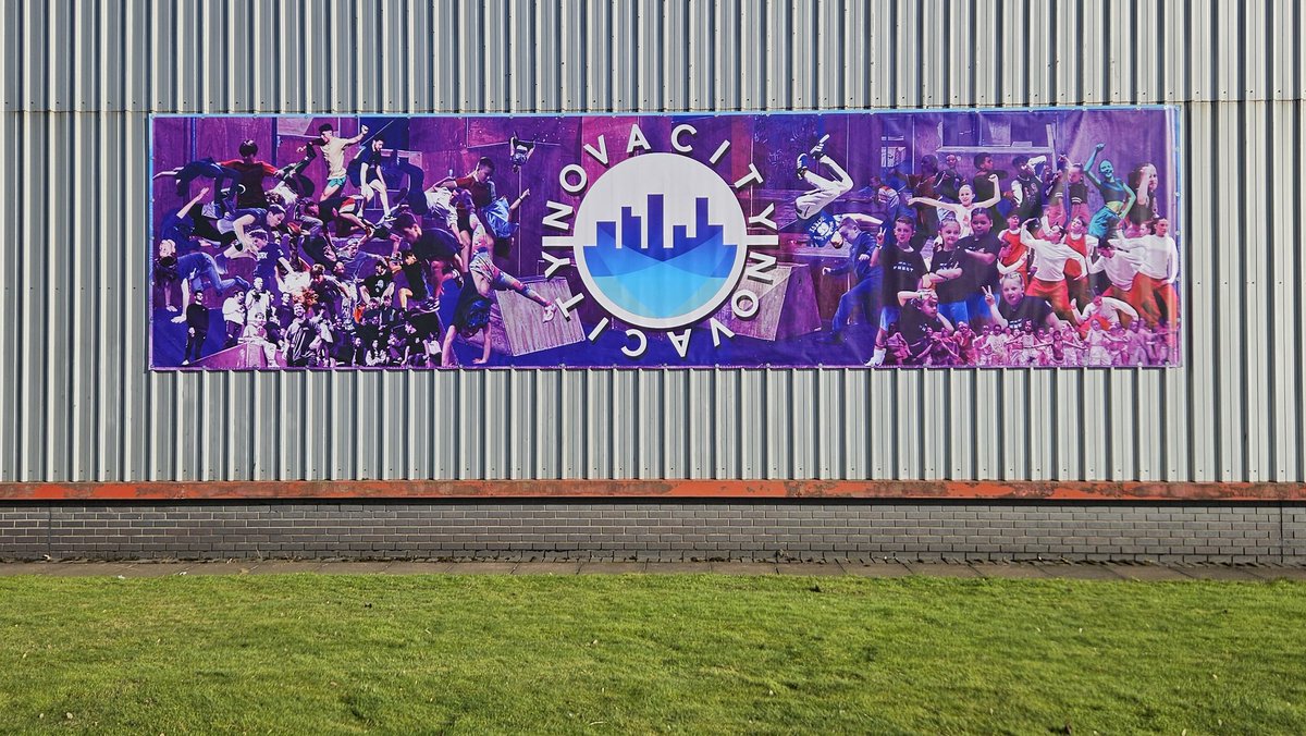 ansigns's tweet photo. 10m x 2.5m pvc digital print banner fitted in the sunshine 🌞 get in touch! https://t.co/pazZRWbsA2