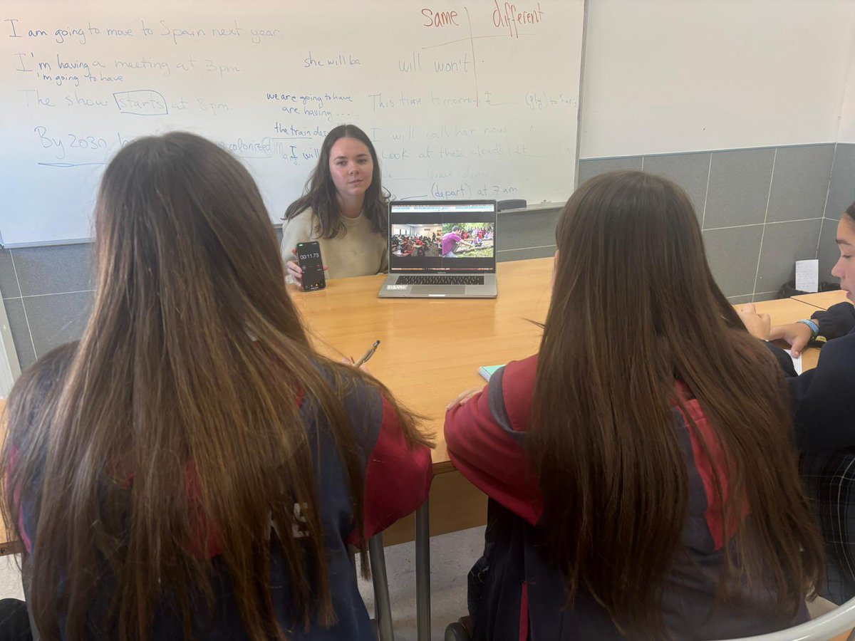 C_Penalvento's tweet photo. En 4 de la ESO nos preparamos para el Speaking del APTIS con nuestra auxiliar de conversación nativa, que nos ayuda con nuestra pronunciación y con nuestro vocabulario. Let’s go! https://t.co/1k5fRRGB6i