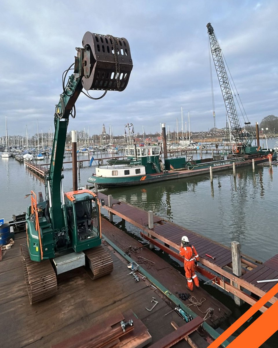 In de #Compagnieshaven te #Enkhuizen zorgen we voor de renovatie van drie steigers. Veel onderdelen worden hergebruikt.🟢Meer info: deboerendegroot.nl/wat-hebben-wij…

#duurzaam #onderhoud #jachthavens #opdegrensvanlandenwater