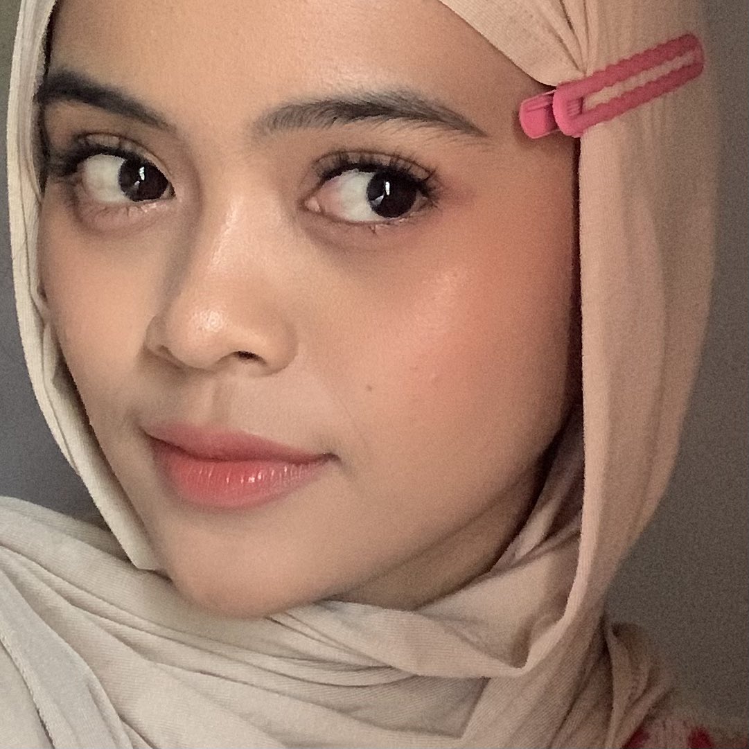 favobites's tweet photo. individual lashes yg ga perlu pake lem tuh game changer bgt asli…. langsung tempel aja udh beres… jd ga ada lagi drama nangis karena mata kena lem 😭👌🏻 https://t.co/SYdLkZE6ii