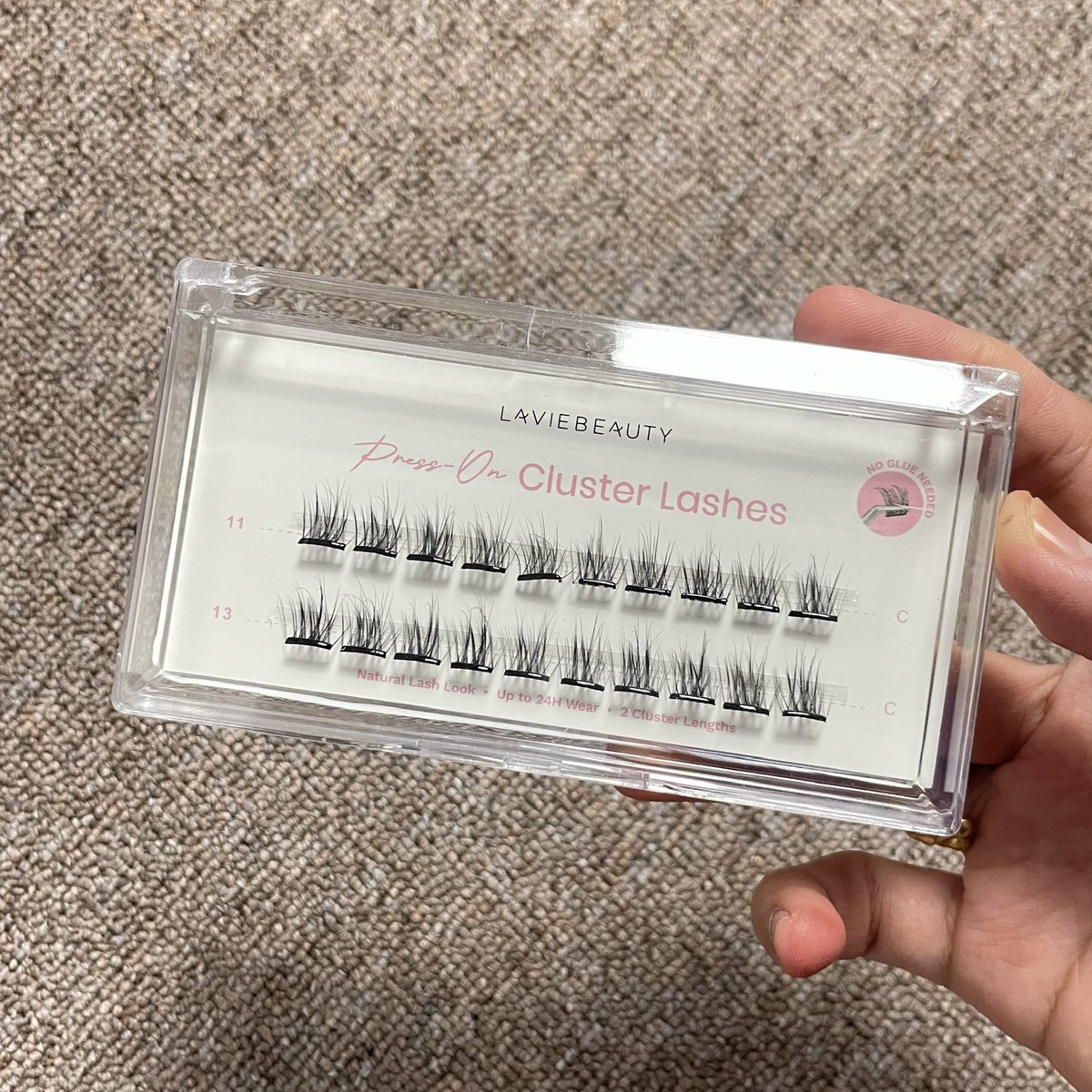 favobites's tweet photo. individual lashes yg ga perlu pake lem tuh game changer bgt asli…. langsung tempel aja udh beres… jd ga ada lagi drama nangis karena mata kena lem 😭👌🏻 https://t.co/SYdLkZE6ii