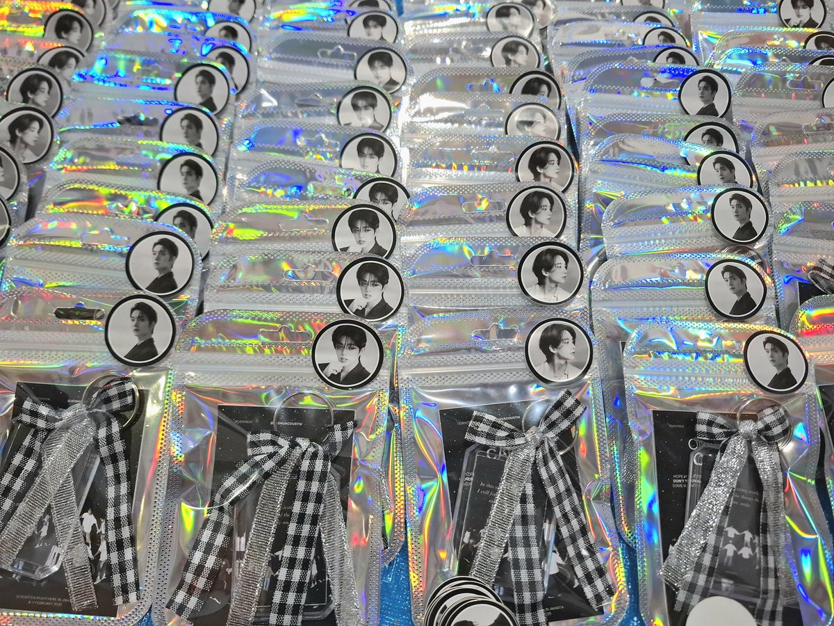 FREEBIES SEVENTEEN RIGHT HERE IN JAKARTA by <a href="/joshuacoustiv/">zie</a>

🗒 8 &amp; 9 Februari
📍 JIS
🏷 Time and place TBA

Beberapa terselip pc official LD sama pc fansign (limited quantity). Yang mau-mau aja✌🏻