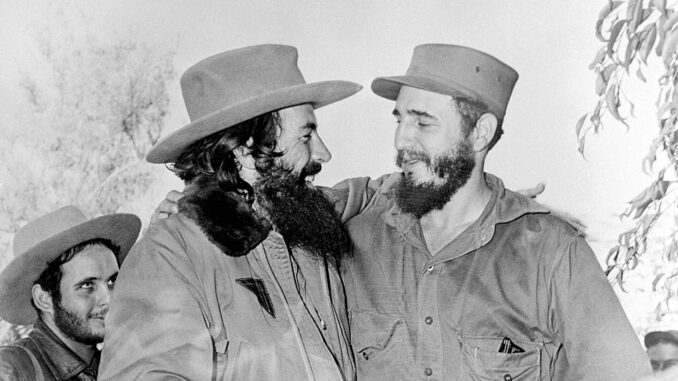 #FidelPorSiempre. "Cuando veo a nuestros jóvenes al pie de un torno, al pie de un horno de fundición, cuando los veo en un laboratorio, cuando los veo trabajando 10, 12, 13 y 14 horas, me confirmo más y más en aquella profunda convicción de que en el pueblo hay muchos Camilo".