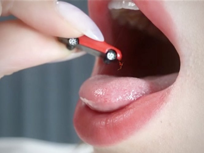 坚持住喔，掉下去可是会被我一口吃掉哒
#giantess #Sizetwitter #巨大娘 #gtsvore