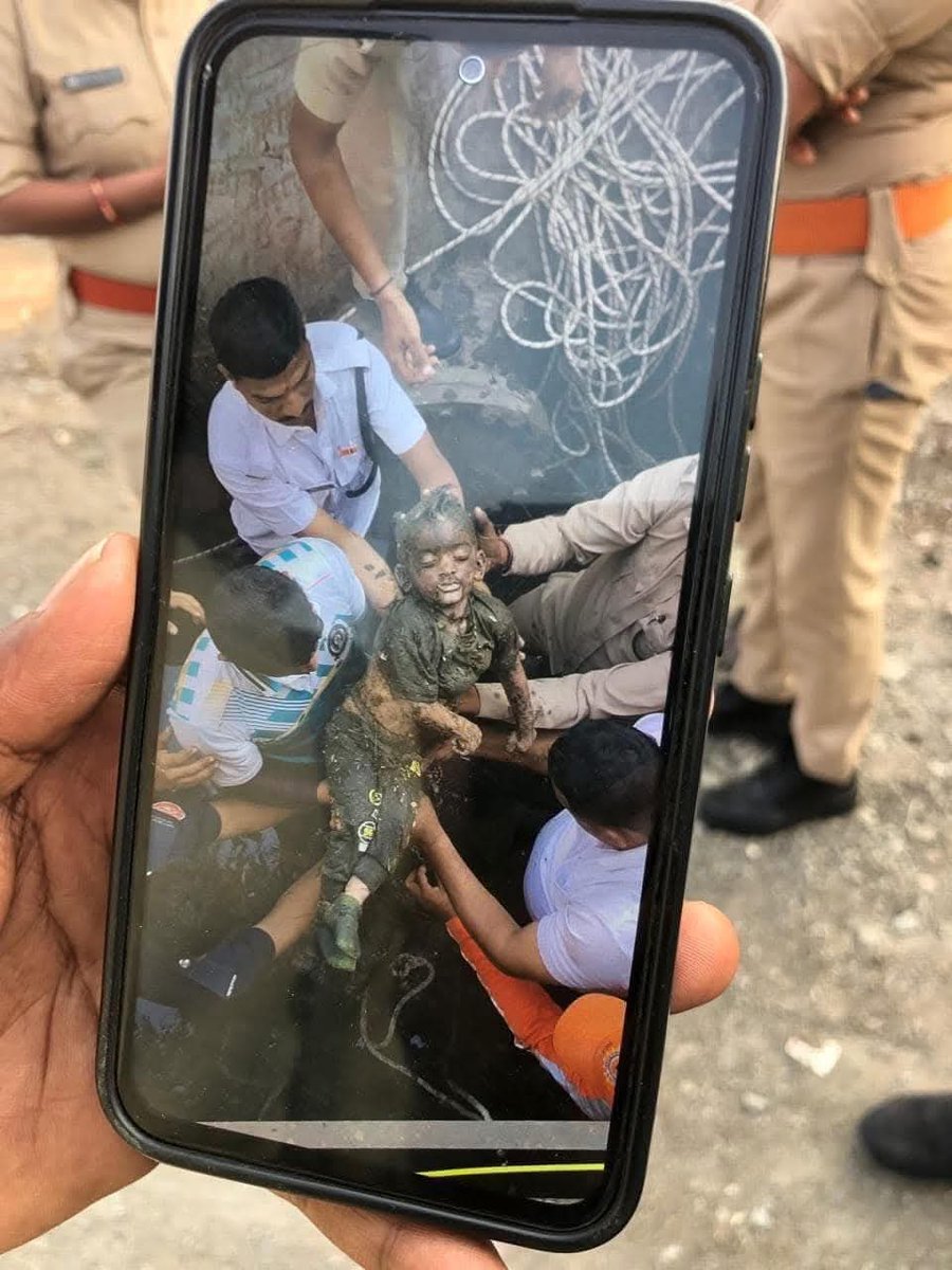 સુરતમાં આજે ફરીથી તંત્રના પાપે એક માતાએ પોતાનો દીકરો ગુમાવ્યો...
કોઈ ૐ શાંતિ લખતા નહિ.
😡🍊