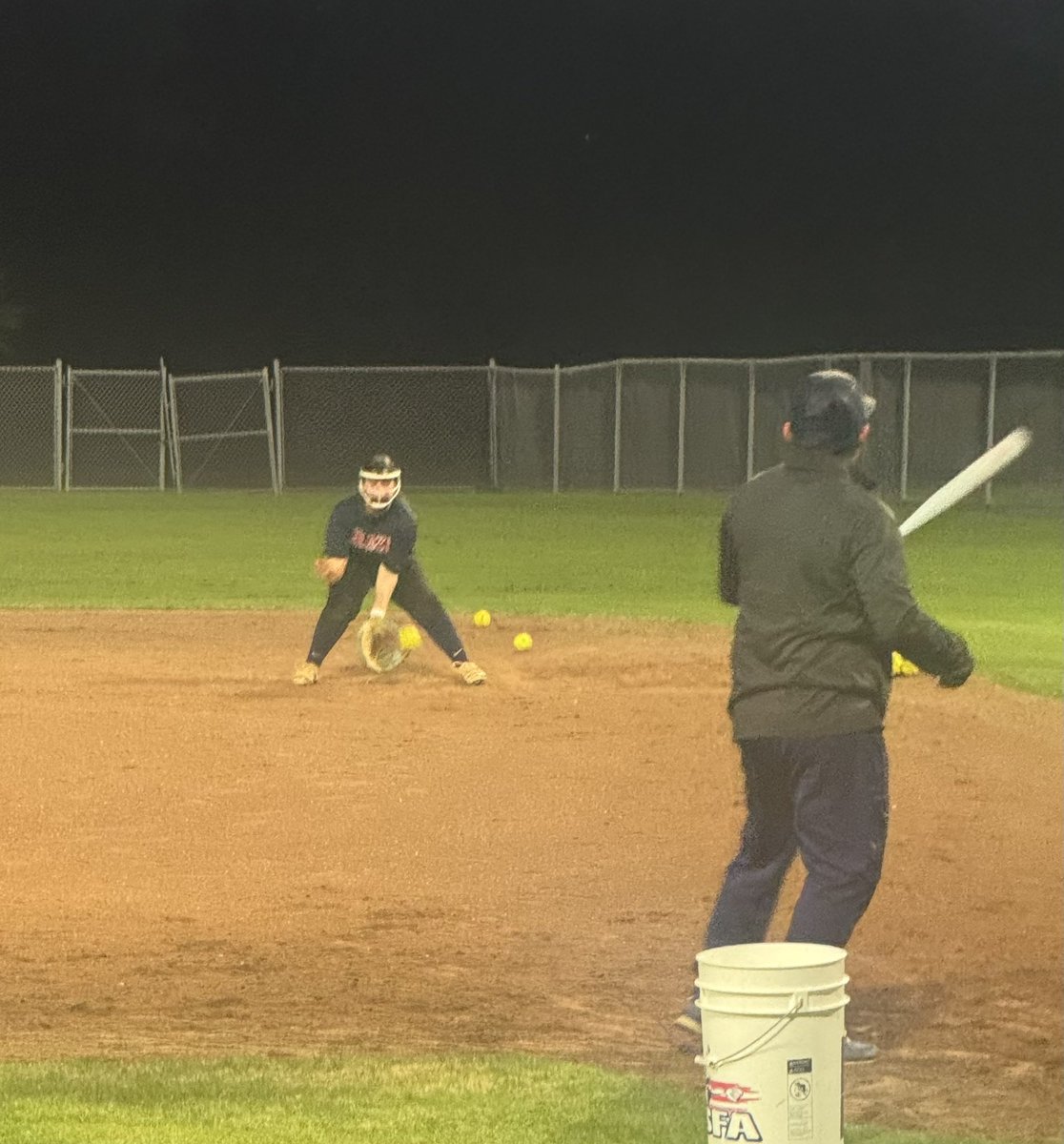 ZoeSimpson2029's tweet photo. Got in our 1st practice of the spring! Can’t wait to get the season rolling &amp; take the field with my softball sisters and rep Texas Blaze HTX National Gomez. #BGreat #TrustTheProcess  #CatcherCorner #StayTuned #SpringSZNLoading @BlazeFastpitch https://t.co/msMLtTpe0Y