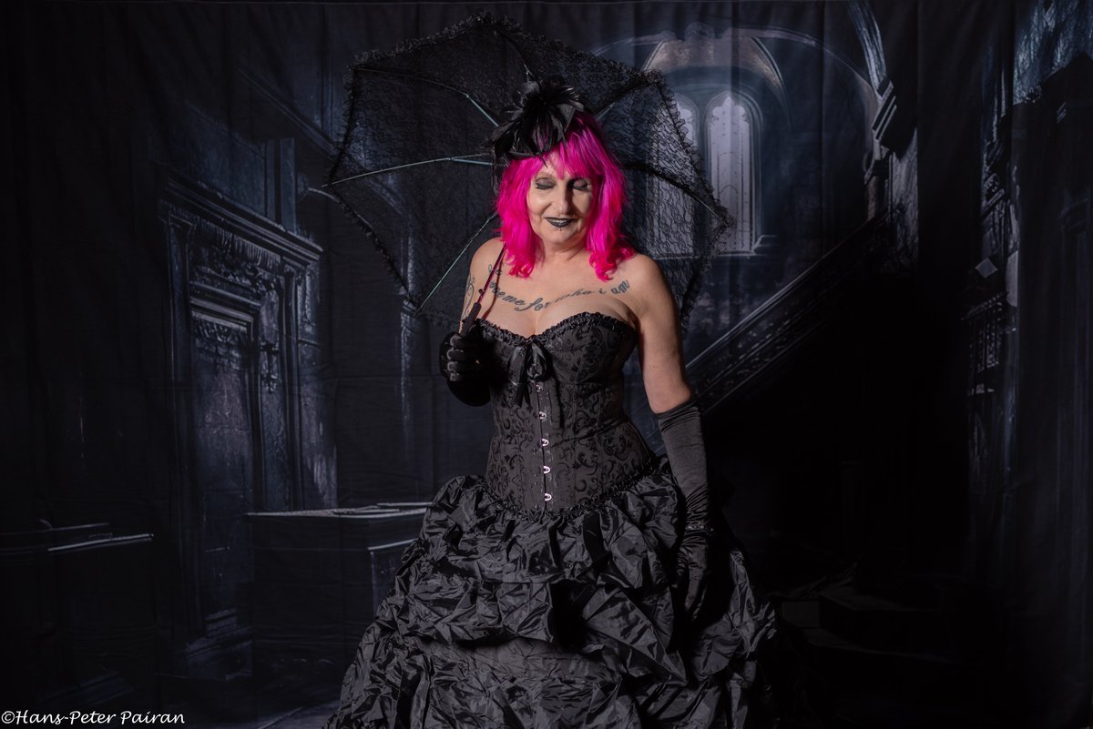 Geh' ich vor der Nacht zur Ruh, deck' ich mich mit Schwermut zu.Die helle Welt will mir nicht glücken, muss mich mit Finsternis verzücken. Es ist die totenschwangere Nacht, die uns verzückt zu Sündern macht. Gebote, die wir übergeh'n, kann im Dunkeln niemand seh'n.