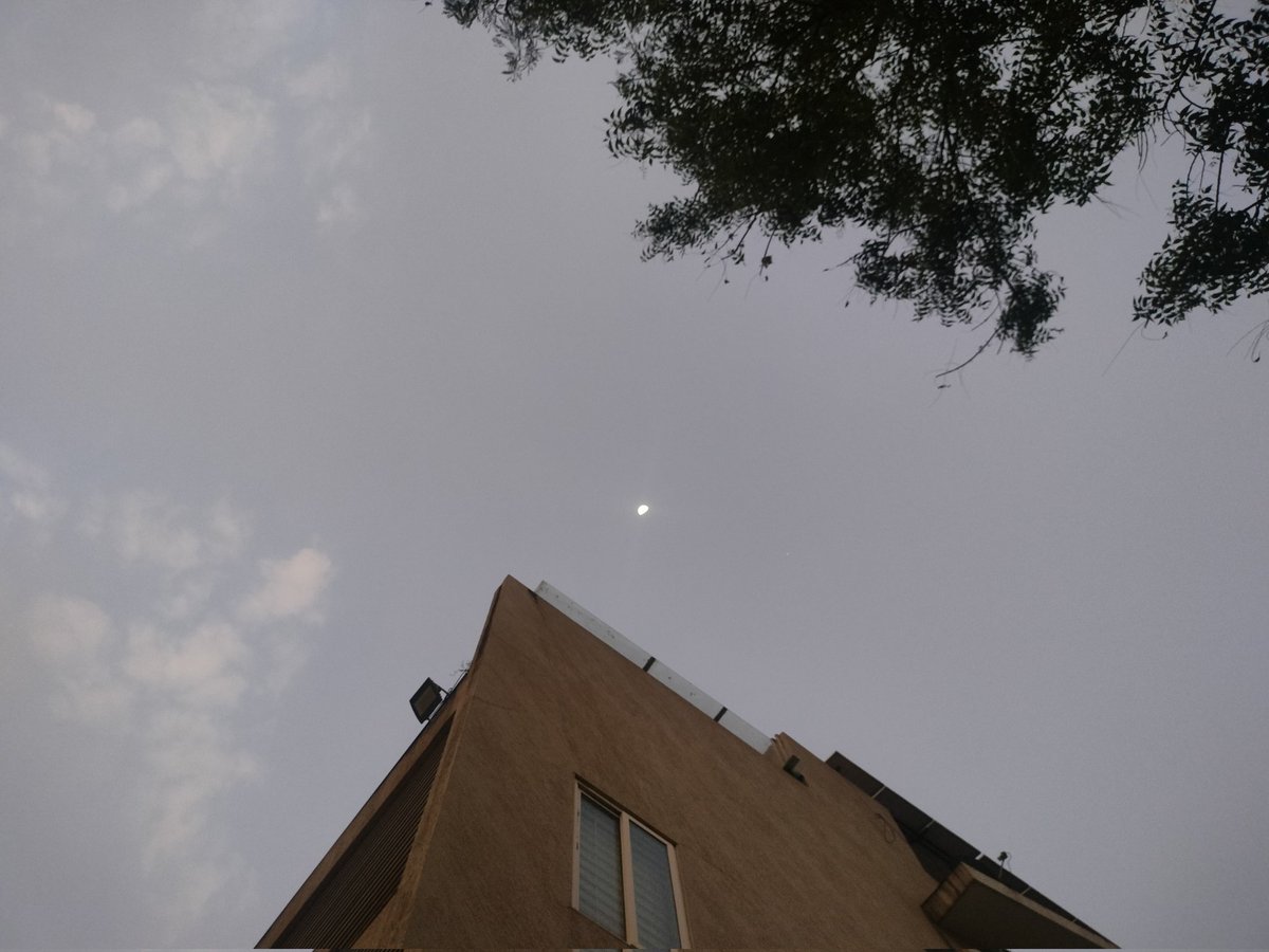 priety_preets's tweet photo. Up and above. #TheHalfMoon 
And there in the 2nd pic, you can see a tiny planet too. 
#ThisEvening https://t.co/FQzoIwCOLJ