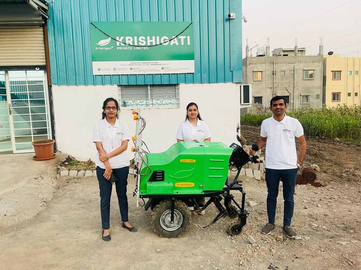 AgrivijayT's tweet photo. AgriVijay stay ahead in the #Renewable #Energy revolution. Our new team members got hands on training on the #Electric #Toolbar from our esteemed partner @krishigati. This marks another step toward revolutionizing farming with cleaner, smarter, and more efficient technology. https://t.co/NW3bGggSRy