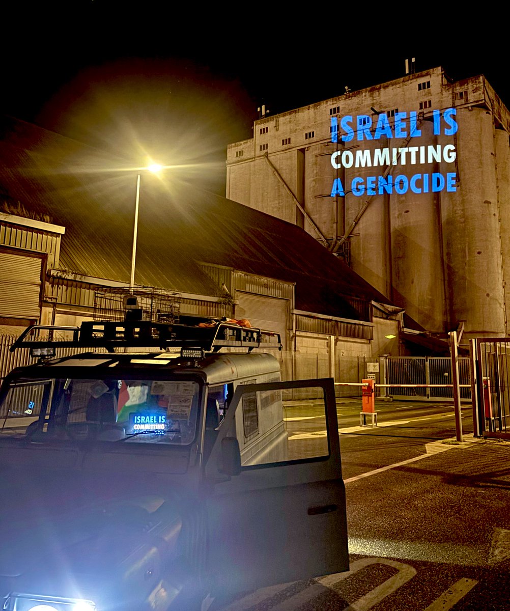 KNEECAPCEOL's tweet photo. A message from our Land Rover at the docks in Dublin https://t.co/BOo8dVkqDE