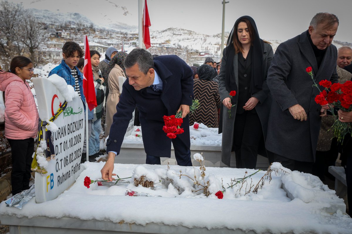 Ch8Kurmanci's tweet image. Serokê Giştî yê Partiya Gel a Komarî (#CHP) Ozgur Ozel li navçeya Nûrhaqa Gurgum (#Mereş)’ê çû serdana Goristana Şehîdên Erdhejê ya #Kullar’ê. Piştî serdanê, Ozel bi Şaredarê #Nûrhaq’ê Îlhamî Bozan re hat cem hev.