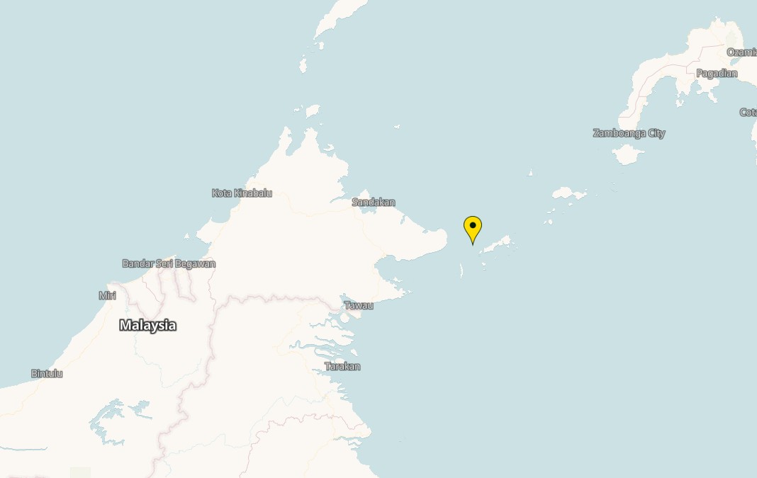d_viekass's tweet photo. #CSG1 #USSCarlVinson #CVN70 along with Ticonderoga class cruiser &amp; 2 x Arleigh Burke class DDG transiting close to #SibutuIsland #Philippines on 06 Feb 25:02:14:08 UTC. Loc:5.186,119.656 #CSG1 heading towards Celebes Sea. 📸#Landsat8_9 🛰️ @Moochikal @raje271065 @BerrySuraj https://t.co/5GGE4O30og