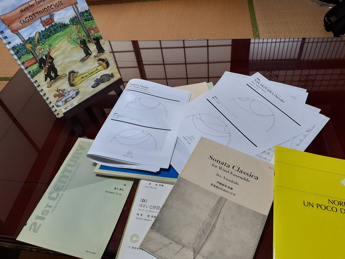 ScoreBridge's tweet image. 地元のグラフィックデザイナーの方と打ち合わせ。(他社様の出版物を参考に)

紙の楽譜を出すには、決めることが沢山+カネもかかる。

作品ごとのページ数を4の倍数にしないと中綴じができないと言われたのでレイアウトも少し変えなければ…