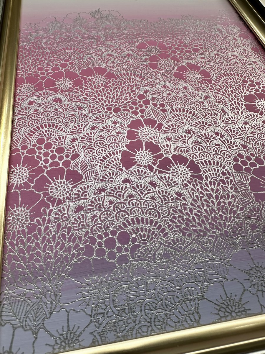 「やさしさの余韻」

SM（245×245mm）
アクリル絵の具、ペン

優しさは目に見えないけれど、
確かに心に響き、静かに余韻を残すもの。

この作品を眺めることで、日々の慌ただしさの中にふと訪れる静寂や、心にそっと残る優しさの感覚を感じてもらえたら嬉しいです。