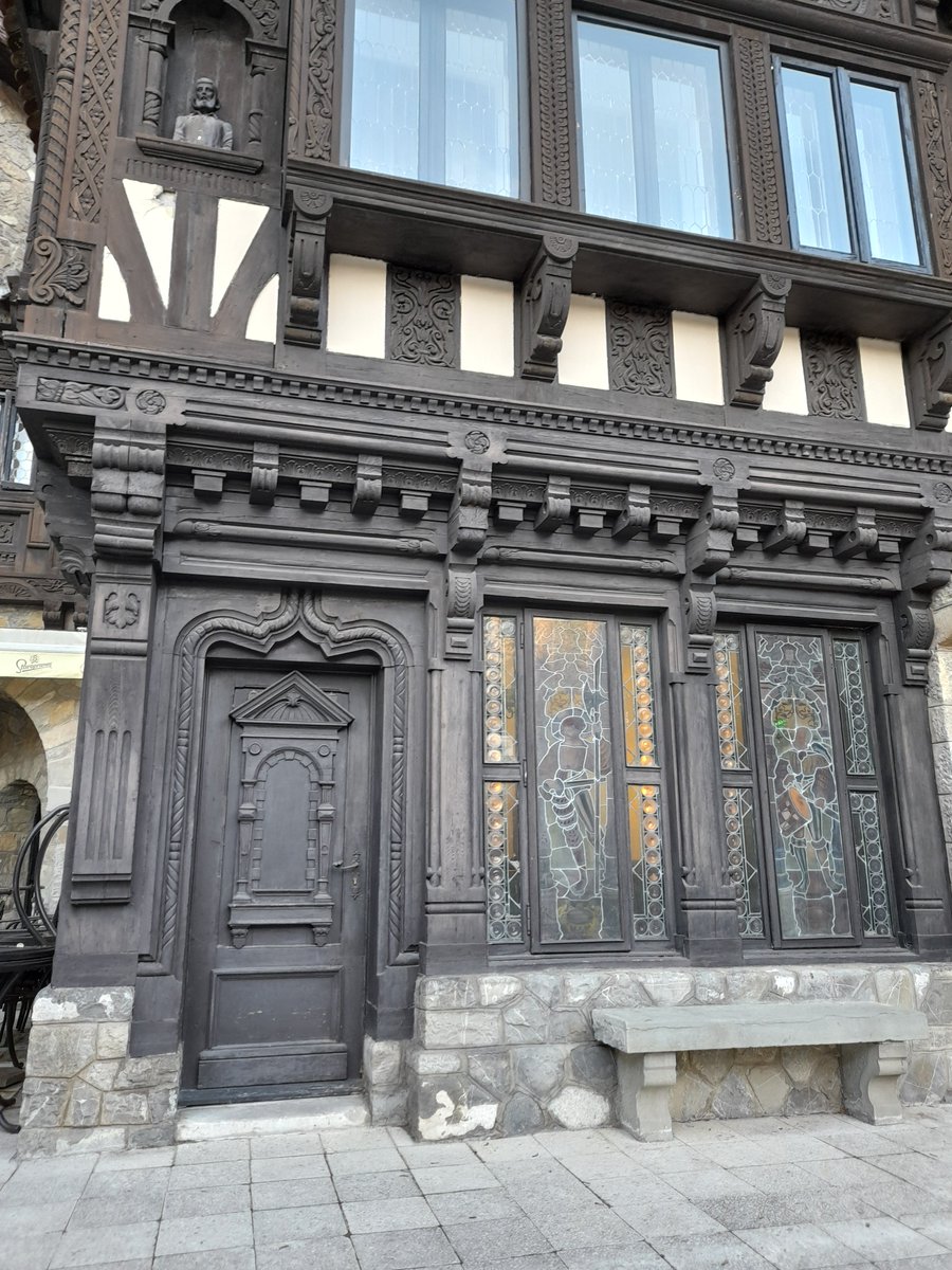 PatFurstenberg's tweet photo. 🏰 the Guards' House by Peleş Castle.
I wouldn't mind living there.
#thursdayvibes #thursdaydoors #nocontextdoors #Im4ro #woodwork #Romania https://t.co/aV3ln78xOc