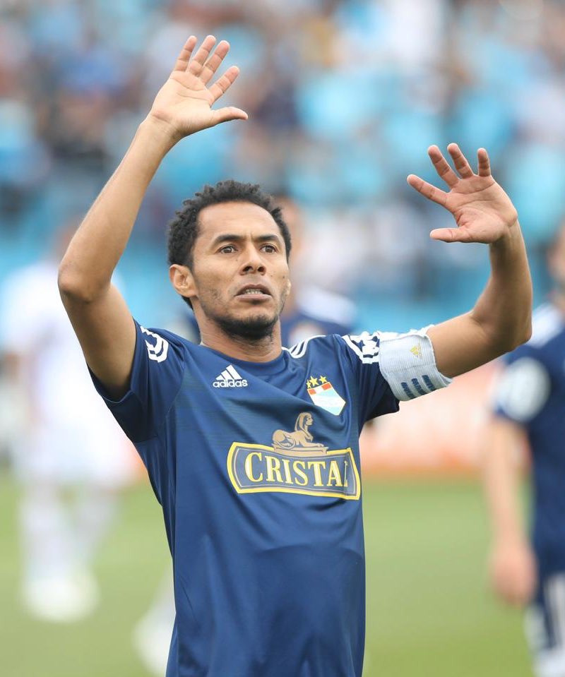 Un crack dentro y fuera de la cancha. Elegante como pocos y con una calidad para darle al balón como no todos pueden hacerlo. Leyenda del fútbol peruano y de Sporting Cristal principalmente tras conseguir 5 títulos nacionales.

Hoy está de cumpleaños Carlitos Lobatón. 🎂⚽️