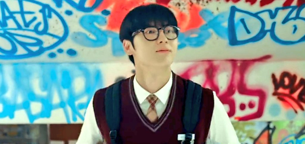 rulockva's tweet photo. "is this an art school?" ART. SCHOOL.
"they study even while their noses bleed"
"I can tell it's an elite school"
"top students wouldn't toss their glasses like this"

this four-eyed psycho REALLY has expert-level positive thinking 
#StudyGroup #StudyGroupEp5 https://t.co/gvcHXvok9c