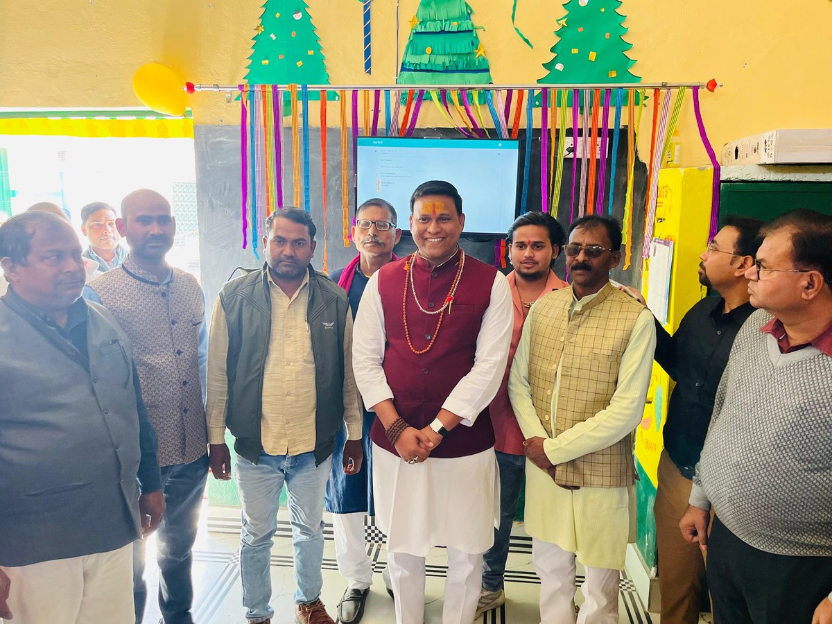 भदोही के औराई ब्लॉक के पिलखिनी प्राथमिक विद्यालय में स्मार्ट क्लास का उद्घाटन किया <a href="/_DigitalIndia/">Digital India</a> के तहत ग्रामीण बच्चों को स्मार्ट टीवी उपलब्ध कराया <a href="/bhadohipolice/">BHADOHI POLICE</a> <a href="/myogiadityanath/">Yogi Adityanath</a> <a href="/ChiefSecyUP/">S.P. Goyal, Chief Secretary, GoUP</a> <a href="/CMOfficeUP/">CM Office, GoUP</a> <a href="/DM_Bhadohi/">District Magistrate Bhadohi</a> बच्चों में उपकरण भी बांटा गया। Smart bhadohi