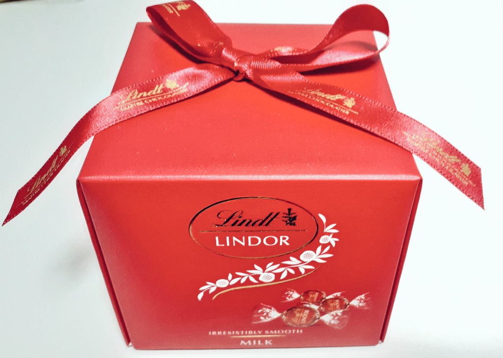 k0_sora's tweet photo. 夜な夜な食べるためにリンツのチョコ買ってきた https://t.co/KzD4eTpdPy