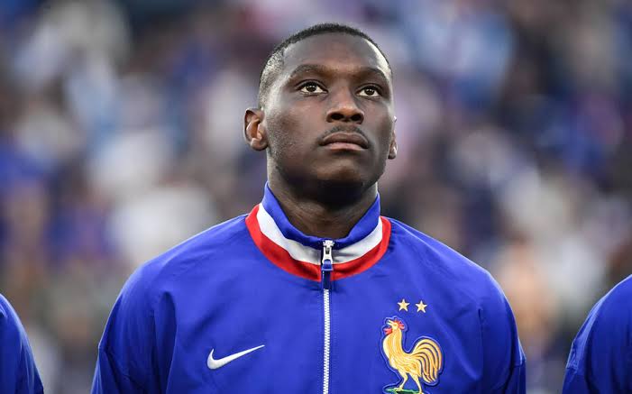 kiro_merveilles's tweet photo. Affaire #VisitRwanda : Après la lettre de la @RDC_Minaffet #Kayikwamba au Bayern, PSg et Arsenal de rompre le contrat #VisitR, ce sont les internationaux Kolo Muani et Kimpembé, Mulumbu qui adhèrent. "J'irai voir le président du PSG pour essayer de le convaincre" a dit Mulumbu https://t.co/AcpSUuVL6a