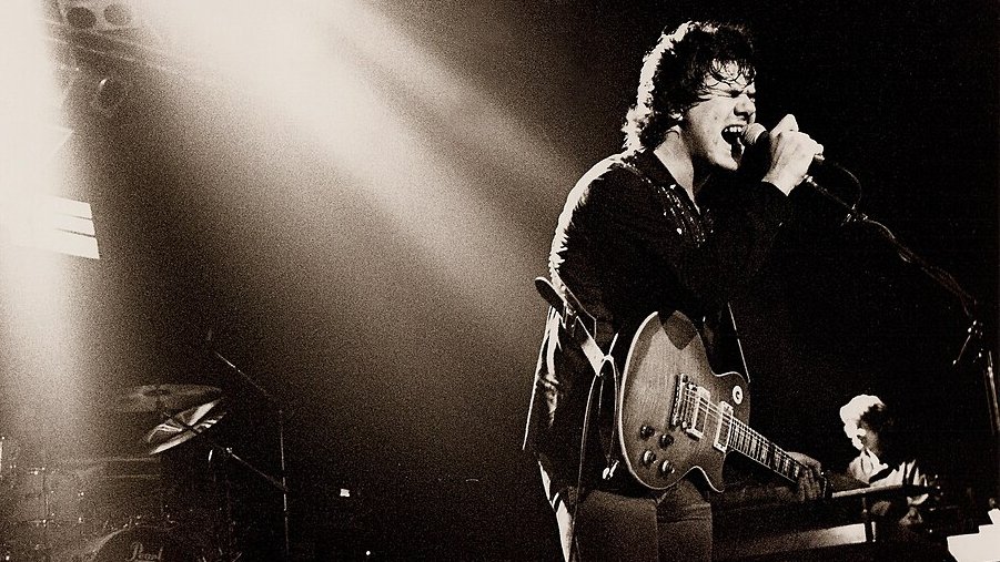 'One of the great Irish bluesmen. His playing was exceptional &amp; beautiful. We won't see his like again.' Gary Moore's (d. #OTD 2011) combination of virtuosity &amp; soulfulness could mesmerise audiences &amp; was much admired by fellow guitarists. dib.ie/biography/moor… #DIBLives