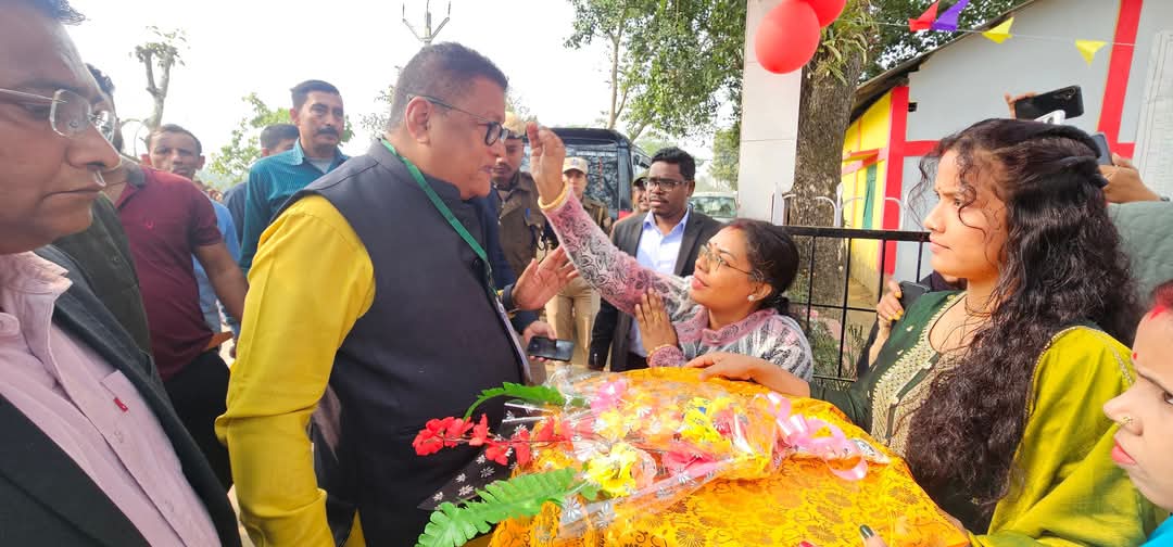 Dipayan_Silchar's tweet photo. Accompanied Honourable Minister for Education, Shri Ranoj Pegu, to NABA Kumar M. E. School during #GunoUtsav. A truly inspiring and meaningful interaction with the young ones! 

@CMOfficeAssam 
@himantabiswa 
@ranojpeguassam https://t.co/2lcwzu3LAw