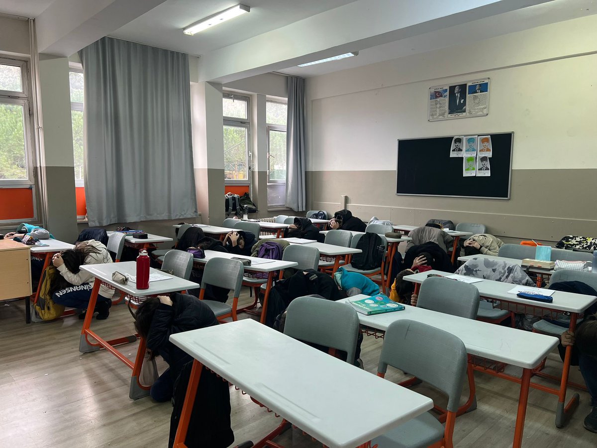 Öğrenci Meclisi Katkısı İle Deprem Farkındalık Etkinliği ve Tatbikat Gerçekleştirildi

#AsrınBirlikteliği
<a href="/tcmeb/">Millî Eğitim Bakanlığı</a>
@tc_istanbul
<a href="/gul_davut/">Davut GÜL</a> 
<a href="/istanbulilmem/">İstanbul İl Millî Eğitim Müdürlüğü</a> 
<a href="/istogrmeclisi/">İstanbul Öğrenci Meclisleri 2023</a> 
<a href="/dr/">Dan Rowden</a>.aslanyurt
<a href="/ZelihaYldz/">Zeliha Yıldız</a> 
@eyupsultan_mem 
@eyupsultanogr.meclisi
