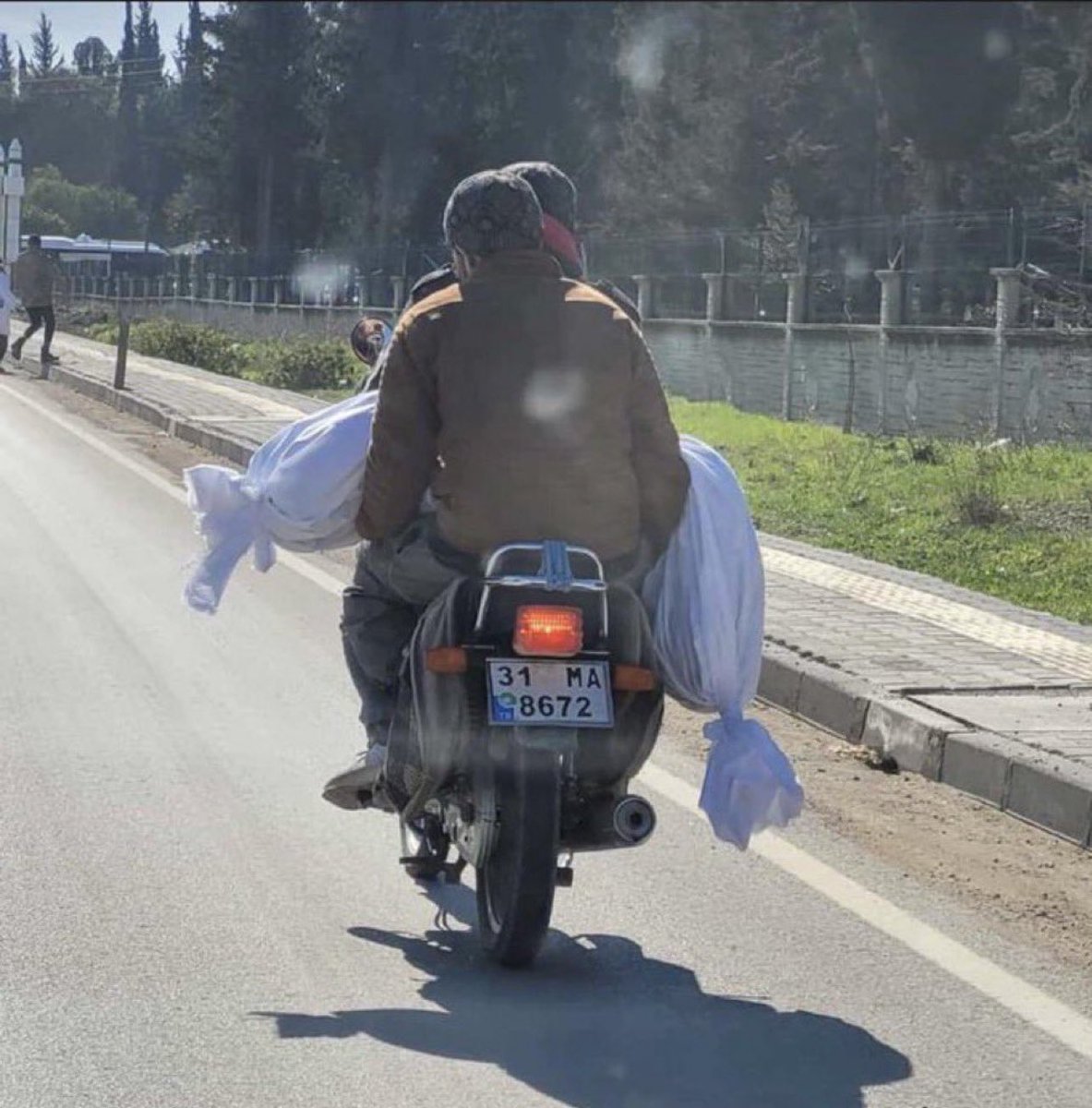 Gasalla ele geçirdikleri devlet kanalında öte dünya ve ölüm güzellemesi yapanların, yurttaşa cenaze arabasını bile bulamadığı gündür 6 Şubat. Unutmayacağız, affetmeyeceğiz, hesaplaşacağız!