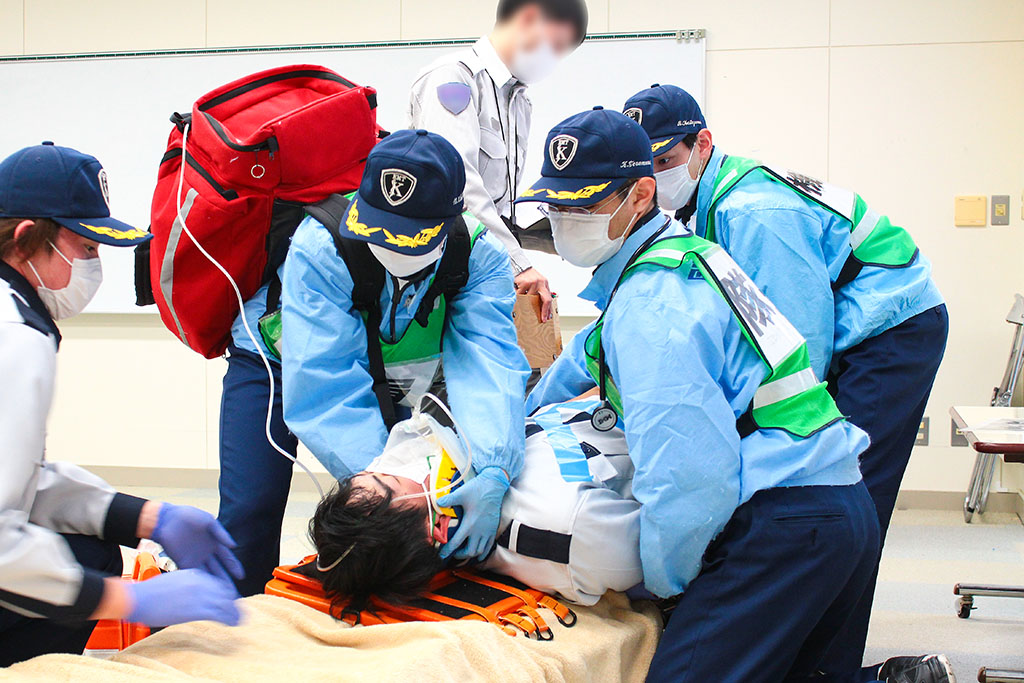 imwc_1's tweet image. 救急救命学科の1年は、「外傷処置Ⅰ」で外因を想定した実技試験を行いました。

詳細はこちらから
imwc-ichinoseki.ac.jp/info/life-savi…

#国際医療福祉専門学校一関校 
#imwc一関 
#目指すのは未来の笑顔をつくる仕事 
#救急救命学科 
#理学療法学科 
#専門学校 
#岩手県