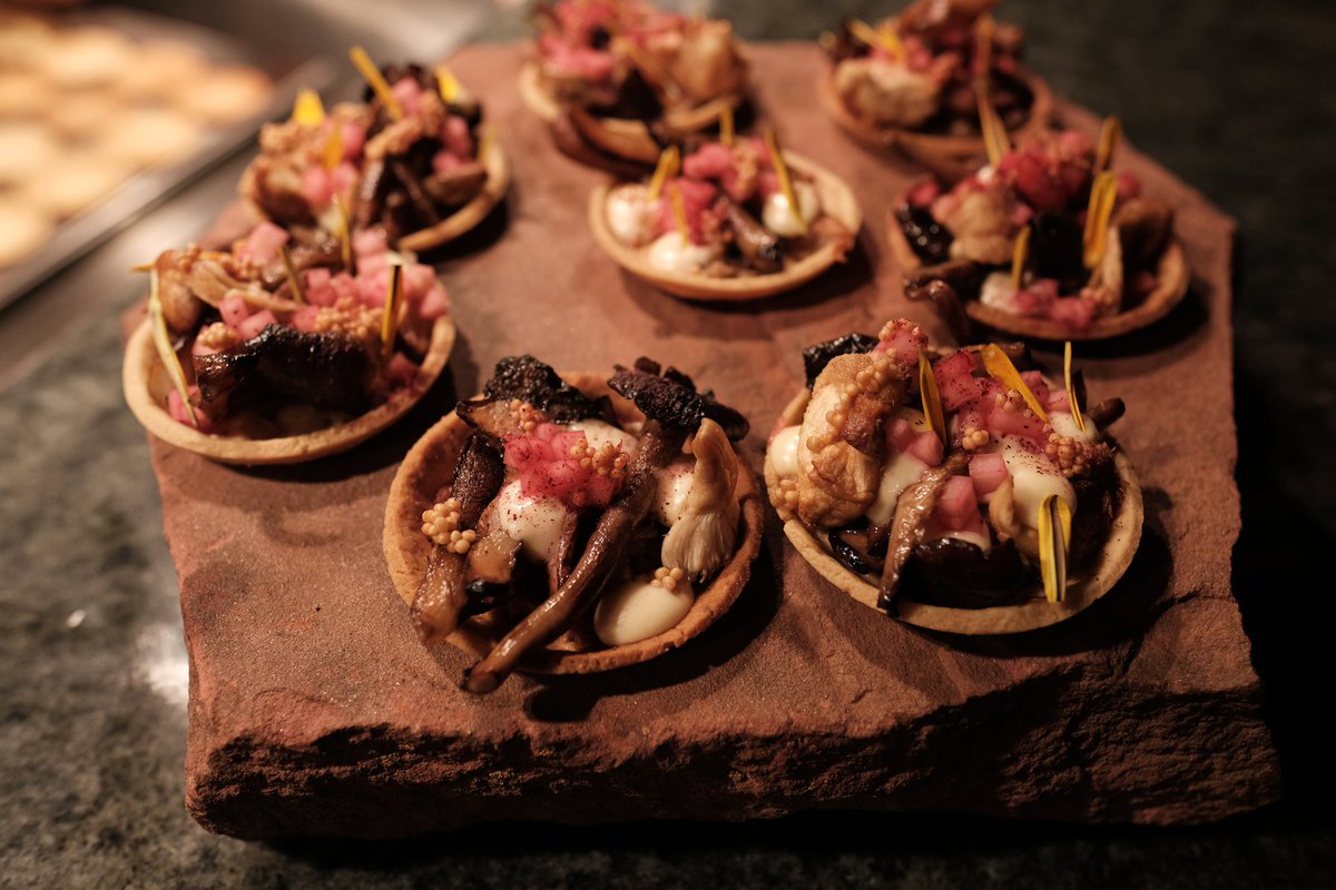 VisceralArauz's tweet photo. Emplatado de degustación del restaurante en #LaPaz #Arami de #MarsiaTaha, boliviana galardonada como mejor cocinera de Latinoamérica:
🦪 Melena de león y ostras
🐊 Yacaré con chumichurri y payuje
🍄Tartaleta de hongos

📸 Crédito: @ChrisEuge
#PeriodismoGastronómico
#Bolivia 👇🏽1/3 https://t.co/OFhBb8O8Fo