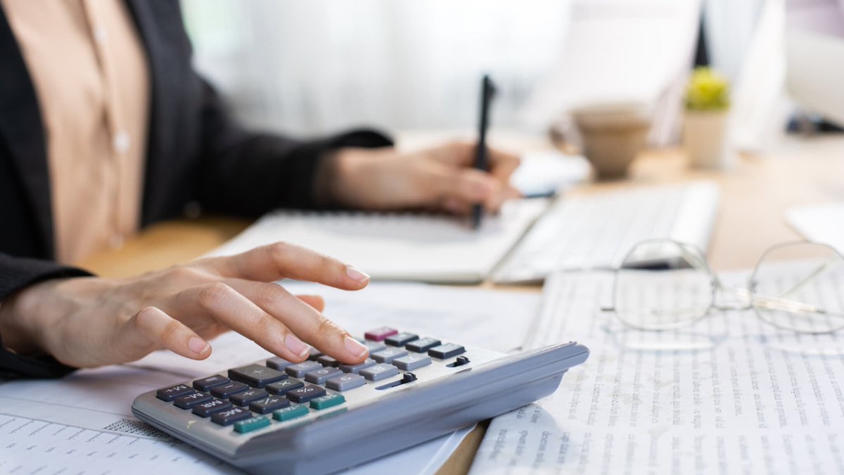 BFMTV's tweet image. 51% des Français sont désormais opposés à taxer davantage les entreprises: pourquoi l'opinion s'est inversée sur le sujet en quelques mois 
l.bfmtv.com/yNEF