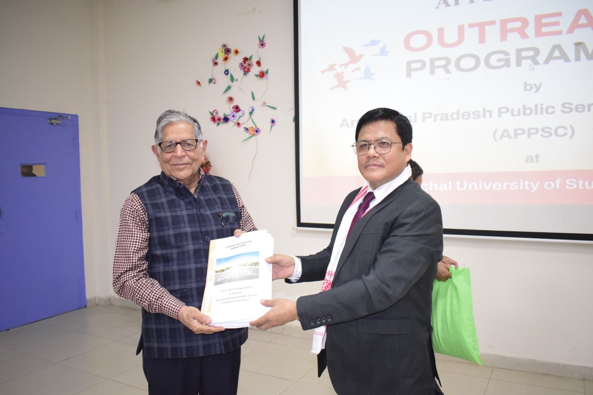 APPSC_Official's tweet image. On 4 Feb 2025, APPSC held an outreach at Arunachal University of Studies, Namsai. Member Koj Tari discussed career options, especially in defense. Chairman Dr. Lingfa shared his life experiences, stressing hard work and perseverance. University officials also addressed students.
