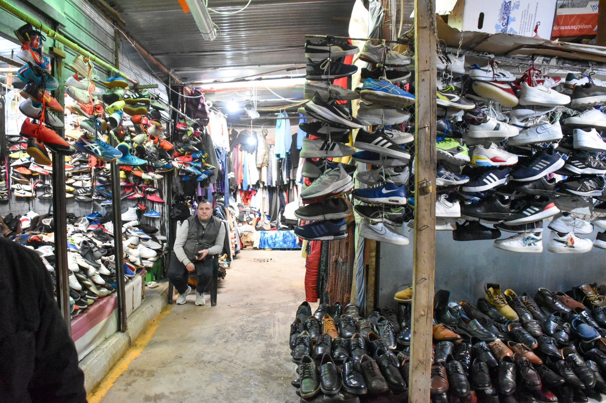 Tregu i Kombinatit, i vendosur në Njësinë Administrative Nr.6, ndodhet në rrugën📍 “Llazi Miho”. Ai ka një sipërfaqe prej 3168m2 dhe shfrytëzohet aktualisht nga rreth 2️⃣4️⃣0️⃣ subjekte duke perfshirë dhe
tregtinë e fruta-perimeve.