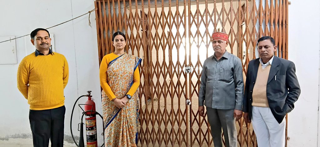 आज दिनांक 06.02.2025 को राजनैतिक दलों के प्रतिनिधियों के साथ कलेक्ट्रेट परिसर में स्थित ईवीएम/वीवीपैट वेयरहाउस का स्थलीय निरीक्षण कर संबंधित अधिकारियों को आवश्यक दिशा-निर्देश दिए गए।