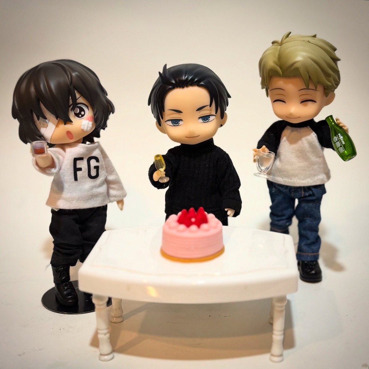 han_jinki's tweet photo. Last 2/2, Daisuke Kambe of the Detective Division of Metropolitan Police Department and scion of the billionaire Kambe family, celebrated his birthday in an undisclosed location with Osamu Dazai of the Armed Detecive Agency and Loid Forger of the Westalia Intelligence Services https://t.co/5kNnLnEZY0