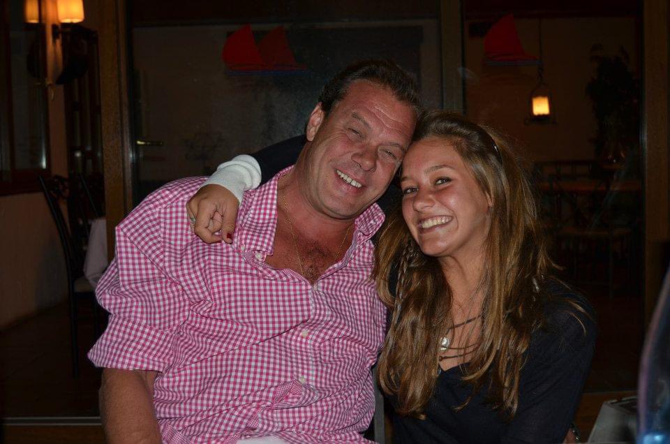 ✨ ¿Qué dirías ahora, con el paso del tiempo, que me he vuelto valiente y tú no estás para verlo? ¿Qué dirías ahora que te echo tanto de menos? 
Te diría que ahora, todos dicen que tengo el color de tus ojos, no sé si puedes verlo…
Felicidades papi, un besito al cielo 🤍