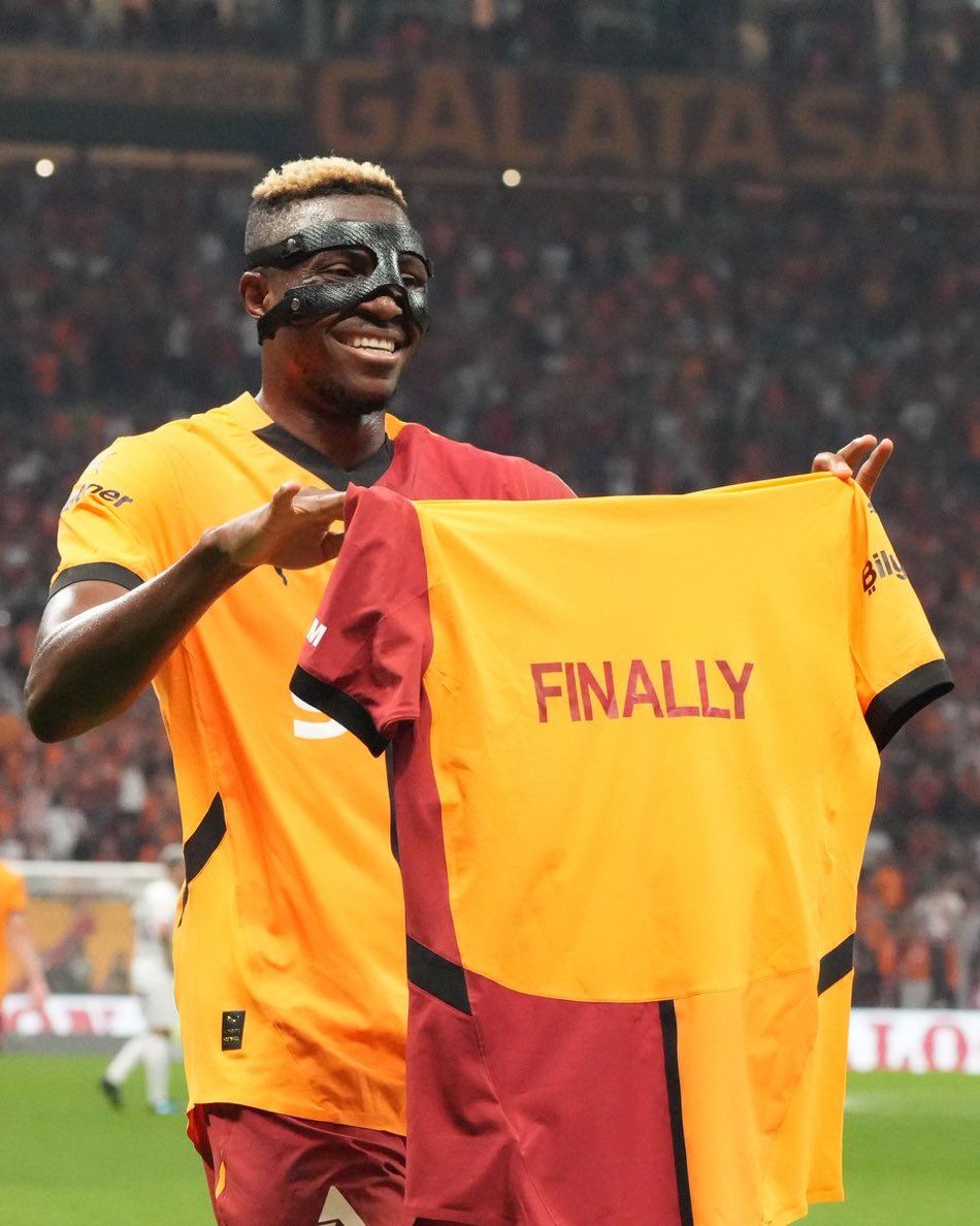 PesindeyizApp's tweet photo. Galatasaray bonservisini almak için 65 milyon teklif etmişti, ancak Napoli reddetti.

Nijeryalının 75 milyonluk bir maddesi var. (@francGuerrieri) https://t.co/cUnOxh8gRu