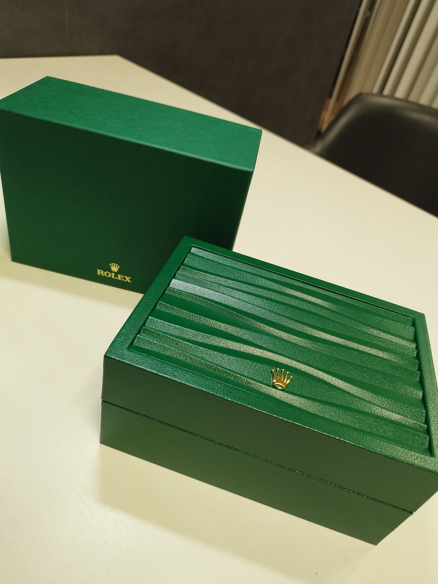 PrevalMagazine's tweet image. 箱変わりましたね🎁
時計はオーベルジーヌ⌚