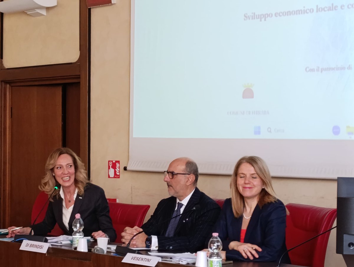 FerraraSipro's tweet image. Grande successo per l'incontro con gli esponenti del "World Trade Center" di Trieste. Un'importante occasione di confronto per il mondo istituzionale, associativo ed imprenditoriale per conoscere lo strumento del WTC Association come possibile volano di sviluppo del territorio.